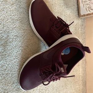 Womens Nike sneakers size 7.5